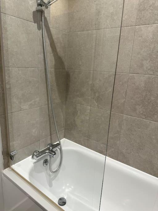 Ferienwohnung Stunning Flat With Parking Free Near Sutton Station Cheam Exterior foto