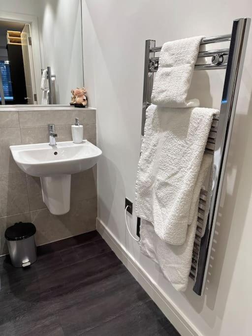 Ferienwohnung Stunning Flat With Parking Free Near Sutton Station Cheam Exterior foto